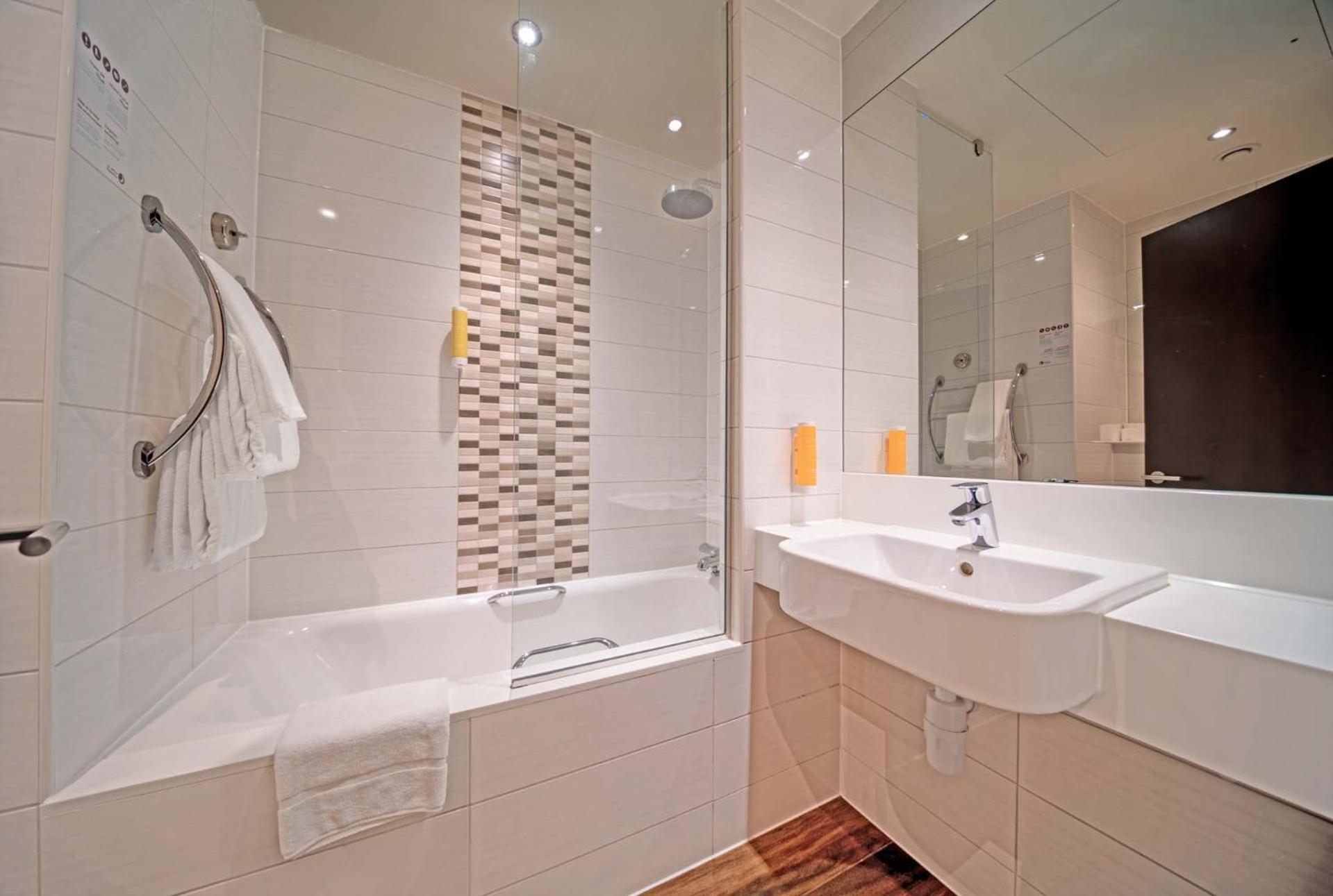 Premier Inn Doha Education City Umm al Qubur Esterno foto